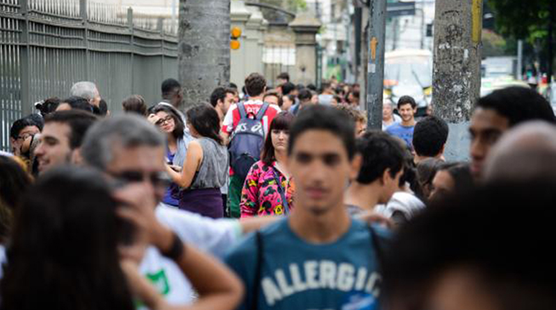 Lula e Flávio Bolsonaro buscam conquistar jovens e idosos desiludidos com a política
