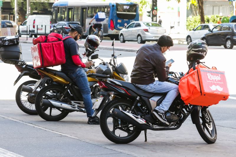 Apenas 1 em 5 motociclistas de aplicativo conta com previdência no Brasil
