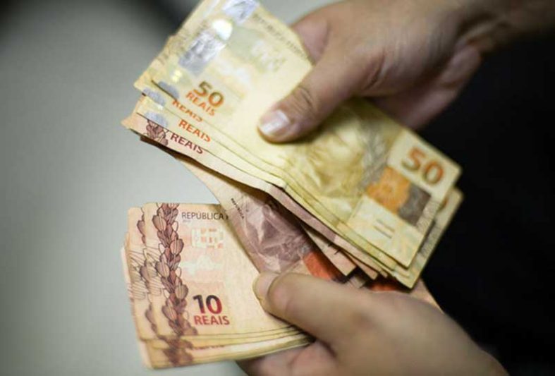 Salário mínimo deve chegar a R$ 1.741 em 2027, informa ministra da Fazenda