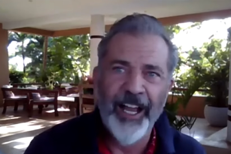 Mel Gibson se desculpa após ser acusado de zombar de intérprete de Libras