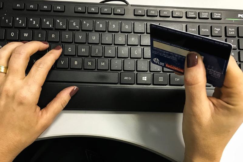 Câmara aprova isenção de impostos para compras internacionais de até 50 dólares