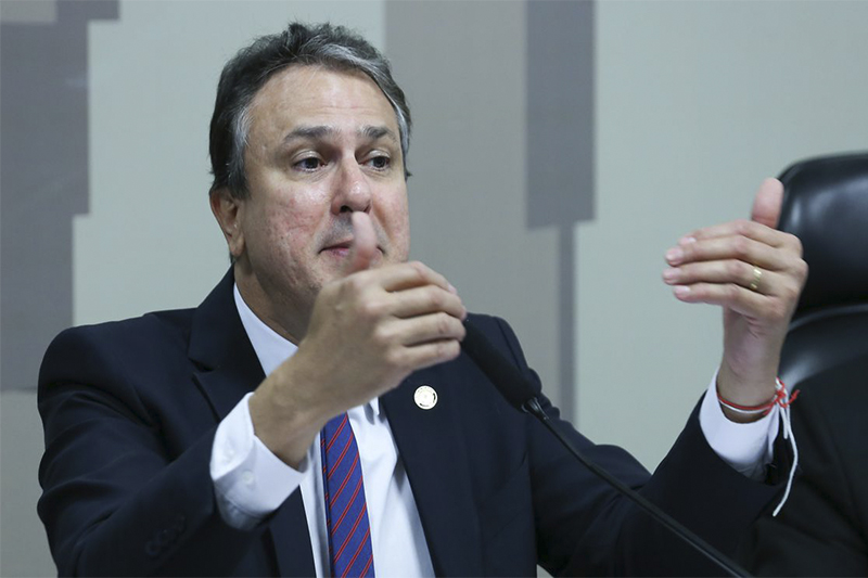Senador Camilo Santana propõe lei para barrar advogados parlamentares em crimes