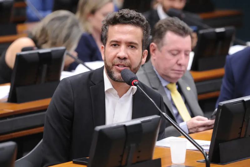 Deputado André Janones é internado em UTI com arritmia cardíaca em São Paulo