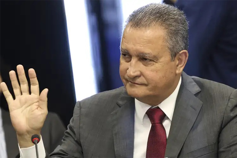 Ex-ministro Rui Costa alerta para riscos de vitória de Flávio Bolsonaro