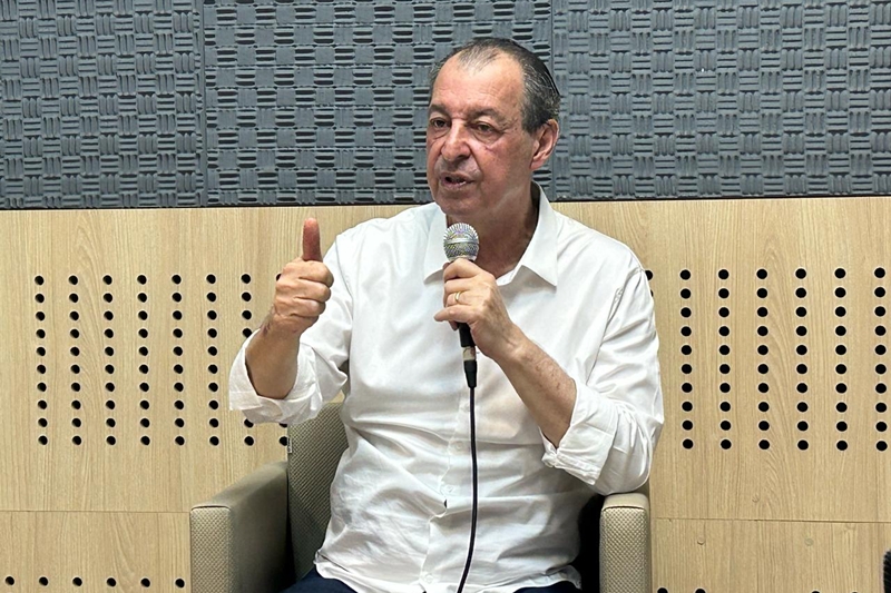 Juiz mantém multa de R$ 5 mil a Omar Aziz por erro em canal de WhatsApp