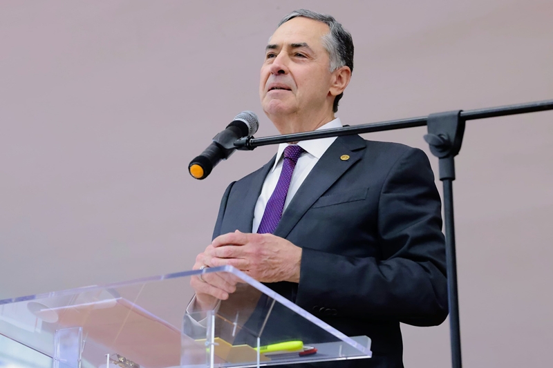 Barroso alerta sobre desinformação nas redes sociais em evento no Guarujá