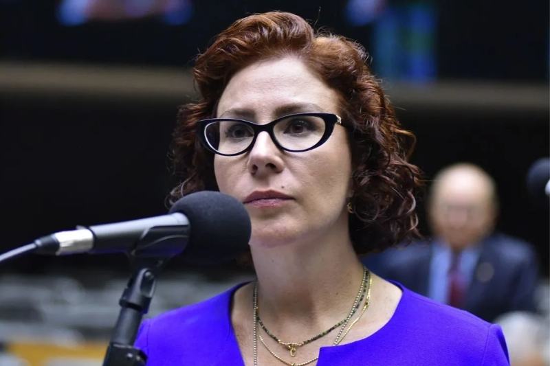 Gilmar Mendes solicita extradição de Carla Zambelli à Justiça da Itália