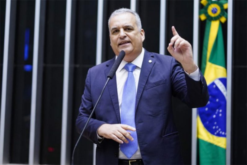 Flávio Bolsonaro escolhe Alfredo Gaspar como vice na corrida presidencial
