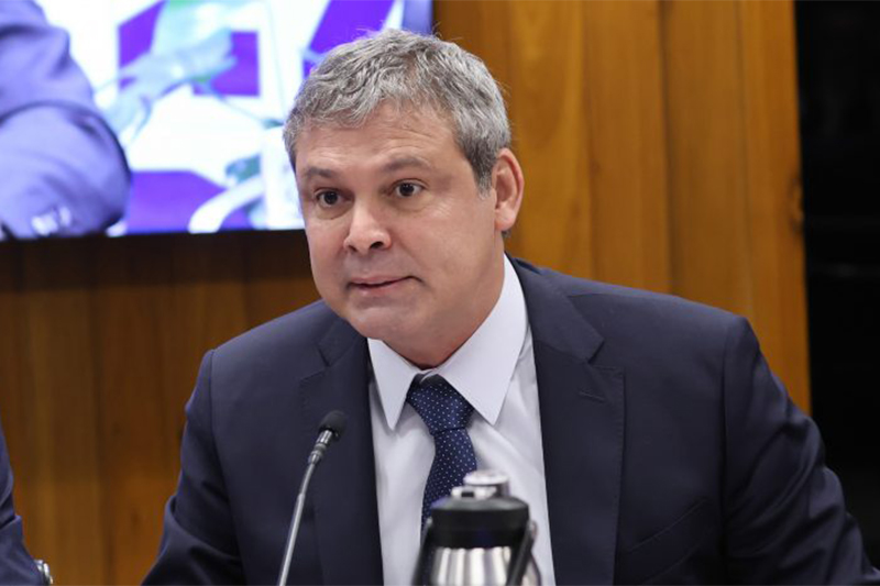 Lindbergh Farias solicita ao STF bloqueio de R$ 72 milhões de Flávio Bolsonaro