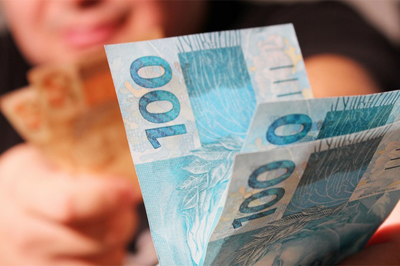 Massa salarial soma R$ 377,046 bi e renda média atinge R$ 3.732, diz IBGE