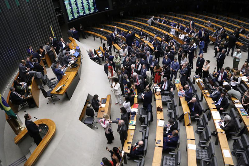 Doze partidos e duas federações não alcançam cláusula de barreira em 2026