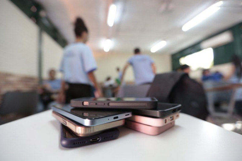 Lei que restringe uso de celulares nas escolas completa um ano