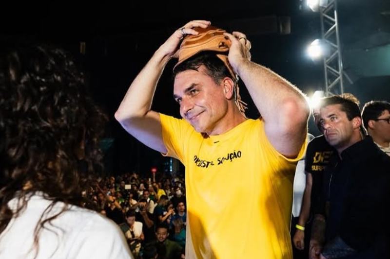 Flávio Bolsonaro lança assistente virtual para mulheres vítimas de violência