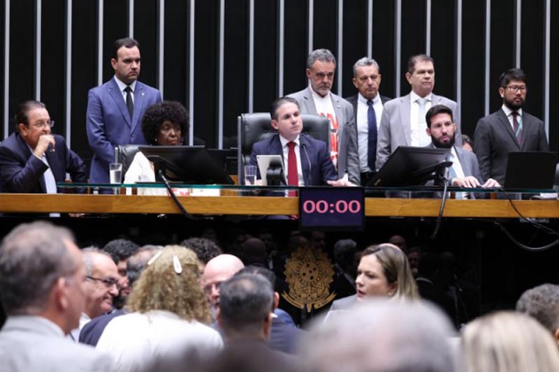 Câmara aprova PEC que reduz jornada semanal para 40h; texto vai ao Senado