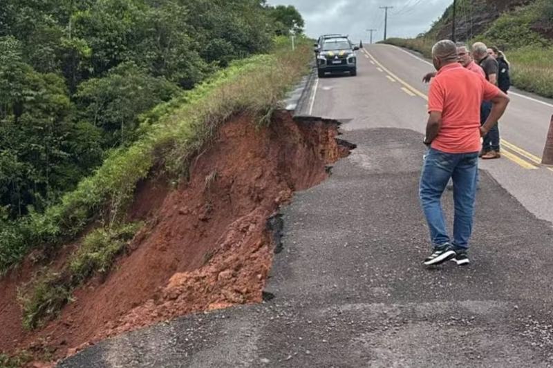 Cratera na BR-174 provoca interdição parcial em rodovia no Amazonas