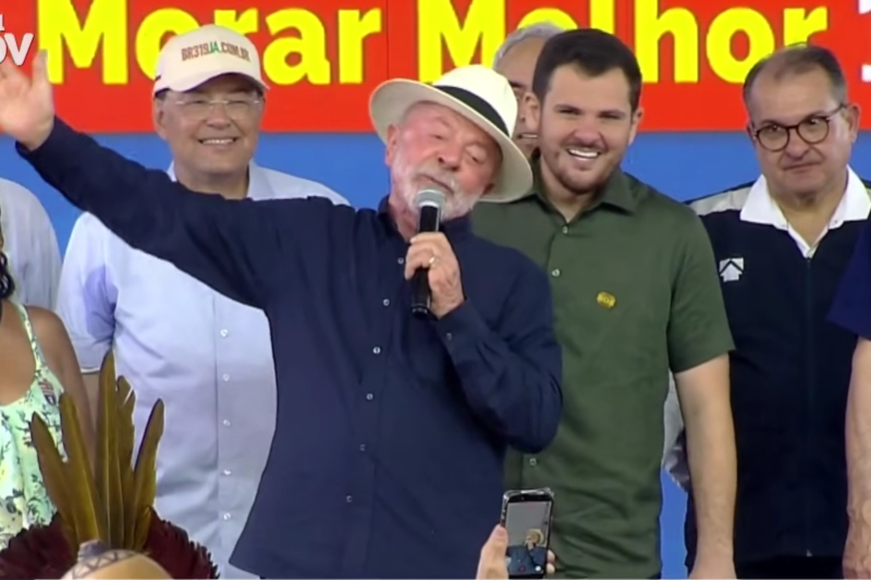 Lula critica escolhas eleitorais e destaca entrega de moradias em Manaus