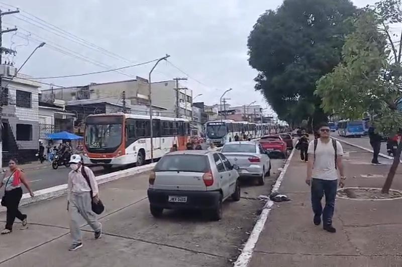 Rodoviários de Manaus realizam paralisação por fim da escala 61