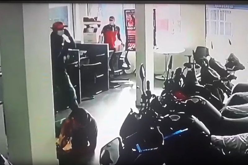Suspeitos rendem vendedores em tentativa de assalto a concessionária de motos em Manaus