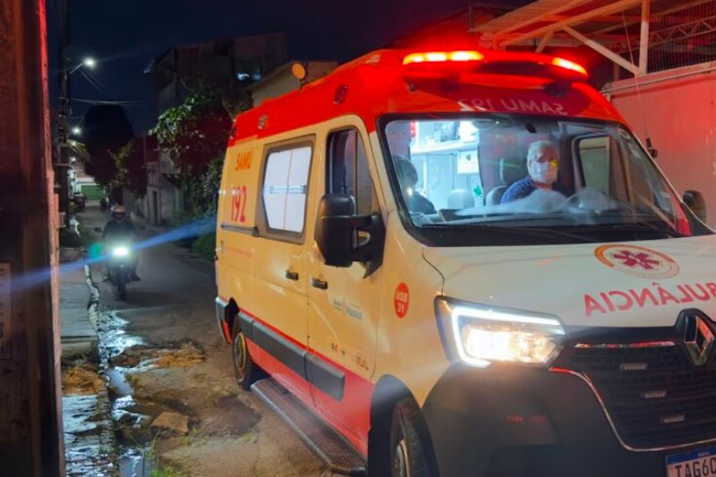 Irmãos se desentendem por ciúmes e um fere o outro com faca e garrafa