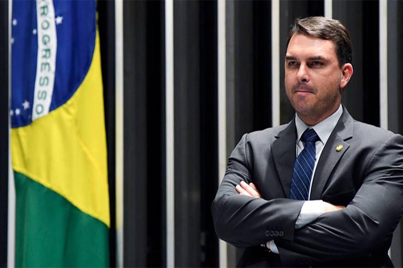 Flávio Bolsonaro Ignora Vínculos com Daniel Vorcaro em Documento aos EUA