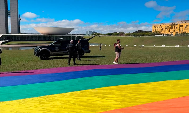 Proibição da bandeira LGBT+ no Congresso gera polêmica em Brasília