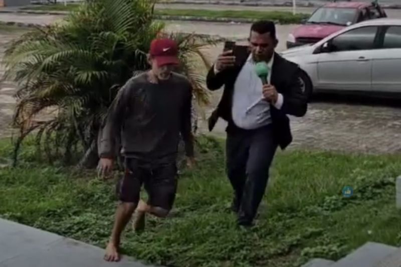 Homem procurado por homicídio entra correndo e descalço em delegacia de Manaus