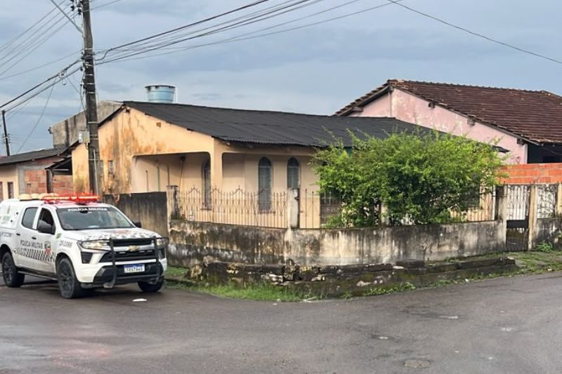 Policial reage a invasão e mata um dos suspeitos em Manaus