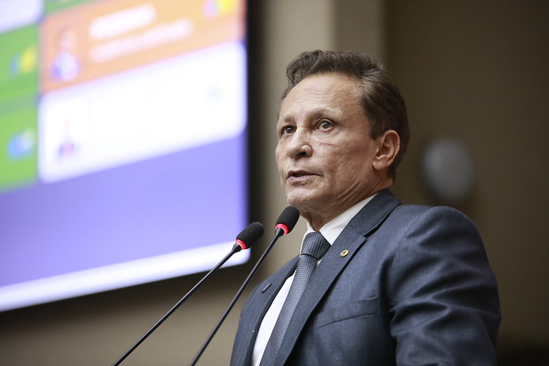 Deputado Adjuto Afonso assume presidência da Aleam com 19 votos a favor