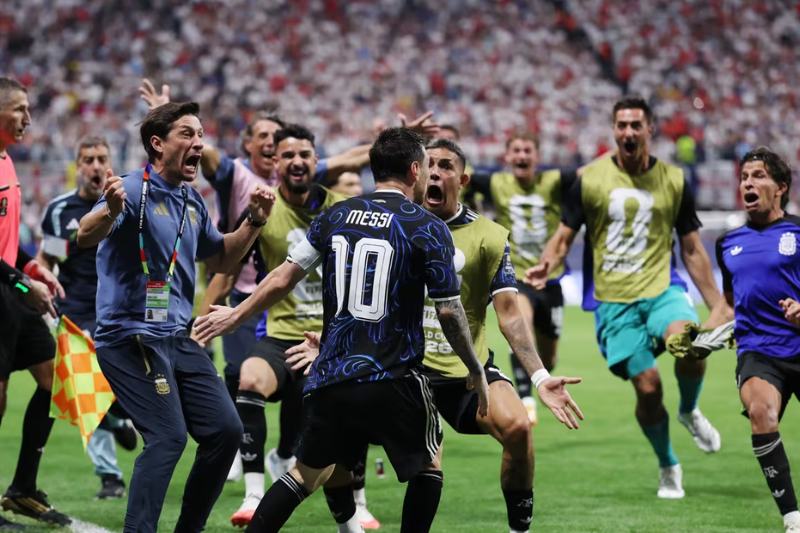 Argentina vence Inglaterra de virada e avança para a final da Copa do Mundo