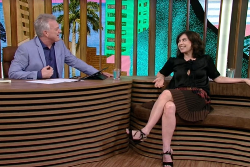 Fernanda Torres relembra romance com Pedro Bial em estreia do programa