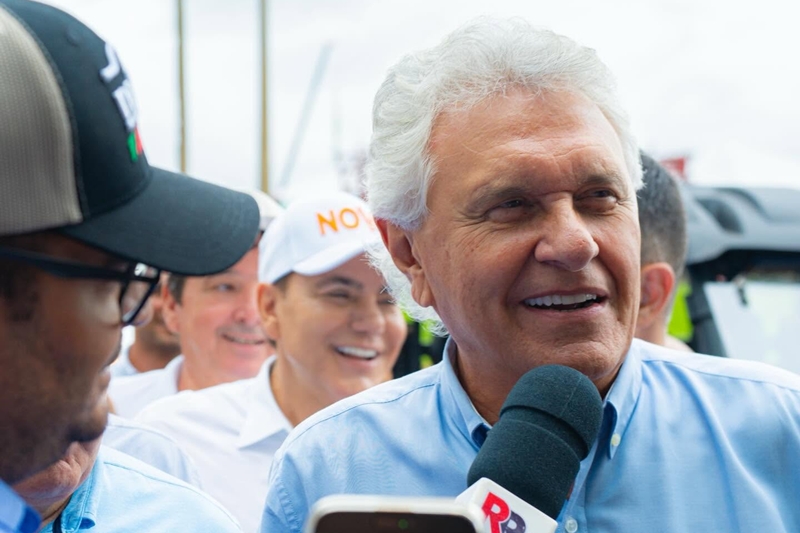 Caiado afirma que candidatura de Flávio Bolsonaro enfrenta crise