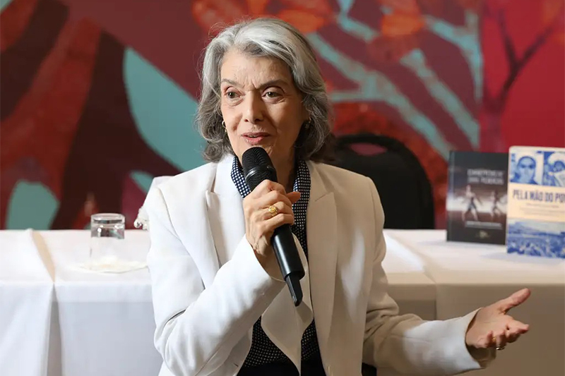 Cármen Lúcia enfatiza a importância da democracia sem interferências externas
