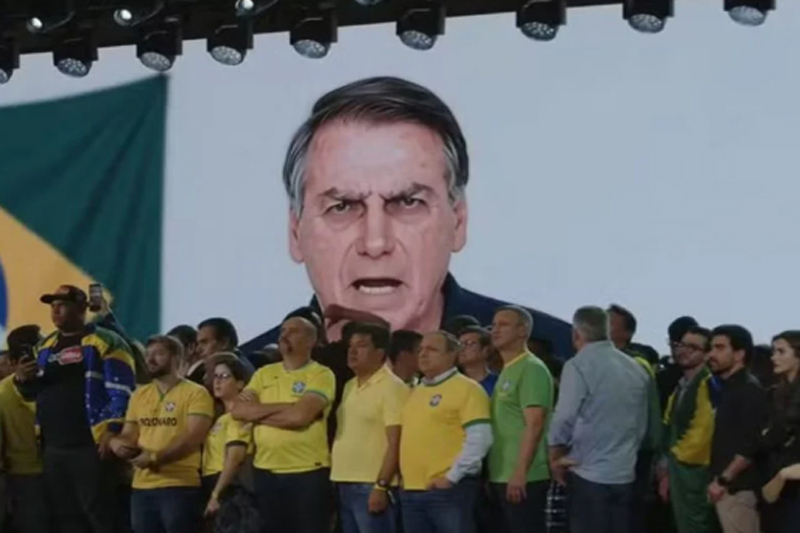 Flávio Bolsonaro planeja usar imagem do pai na campanha dentro da lei