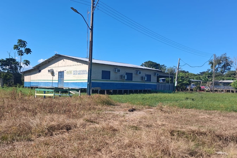 Falta de transporte escolar afasta alunos de suas aulas na Amazônia