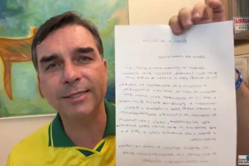 Flávio Bolsonaro Recebe Apoio do Pai em Carta e Se Declara Porta-Voz