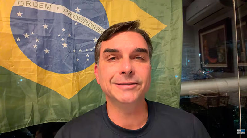 Flávio Bolsonaro acusa Moraes de interferência ao proibir visita ao pai por 90 dias