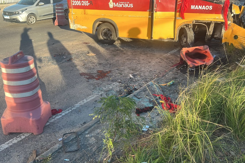 Cinco pessoas ficam feridas após capotamento de micro-ônibus em Manaus