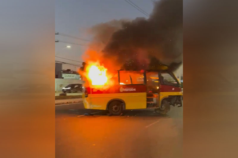 Motoristas de micro-ônibus em Manaus incendeiam veículo por subsídios atrasados