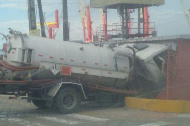 Motorista se feriu após caminhão perder freio no Porto Chibatão