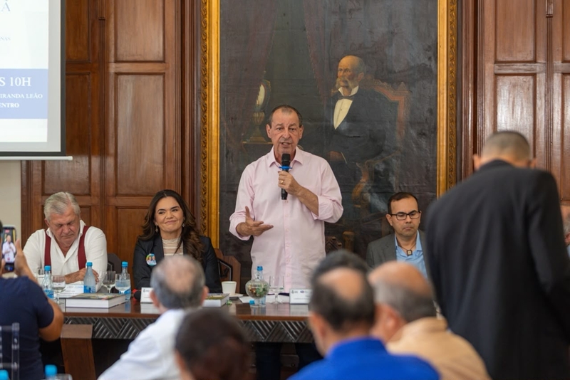 Omar Aziz propõe pacto com comércio para crédito, desburocratização e diálogo