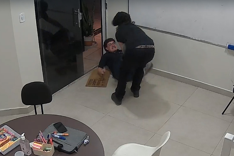 Aluno de 15 anos esfaqueia professor durante aula em Manaus