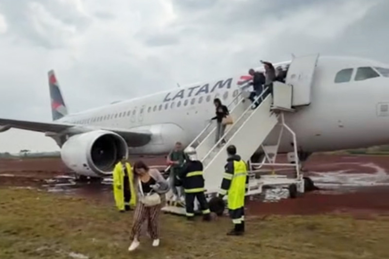 Avião da Latam com 151 passageiros sai da pista em pouso no Paraná