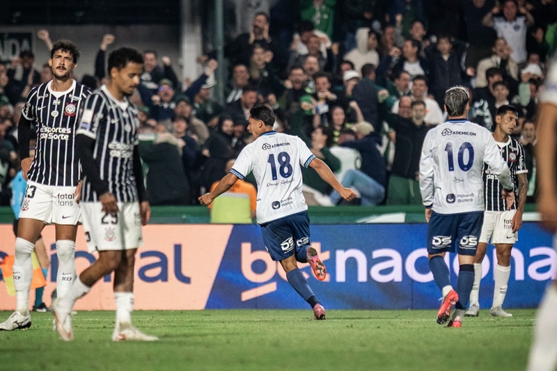 Corinthians tem desempenho abaixo do esperado e perde para o Coritiba