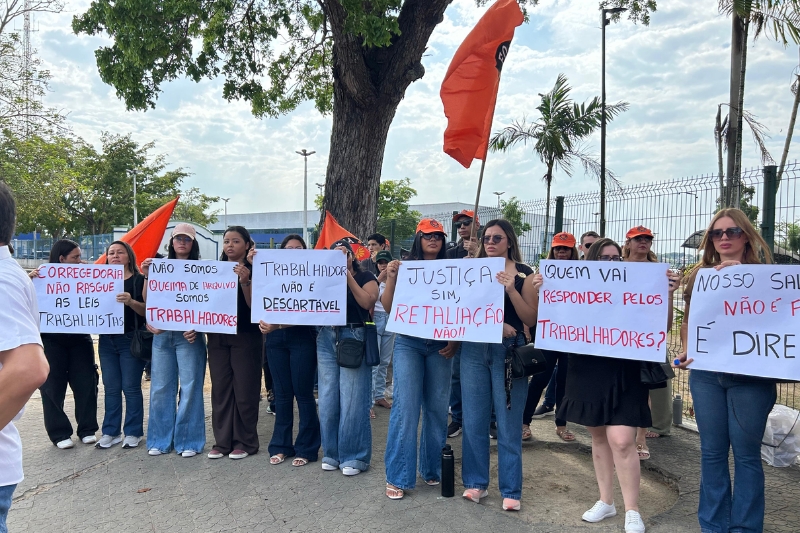 Servidores de cartório protestam por salários e explicações sobre afastamento
