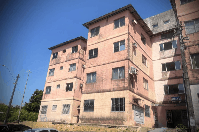 Moradores de Manaus temem desabamento devido a rachaduras em prédio