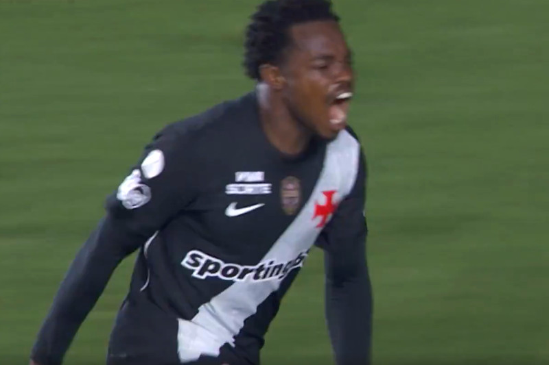 Vasco vence o Vitória em São Januário, mesmo com jogador a menos