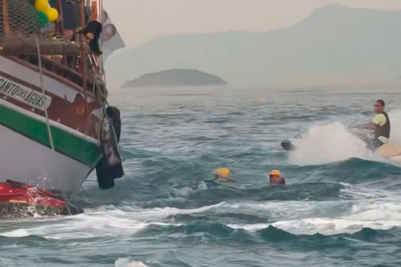 Barco colide com jet ski dos bombeiros durante evento de Flávio Bolsonaro
