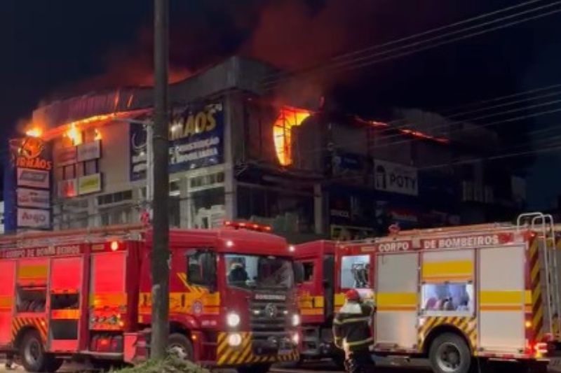Incêndio atinge loja de material de construção em Manaus