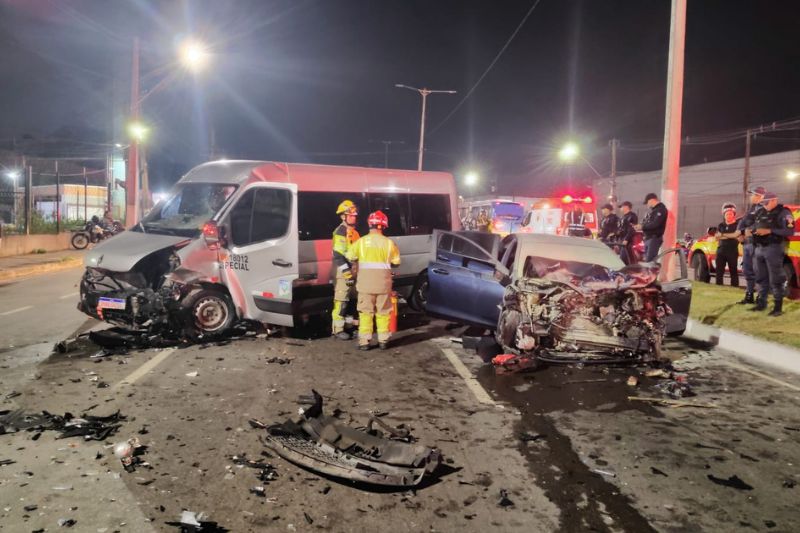 Motorista de aplicativo morre em colisão com van em Manaus; crianças ficam feridas