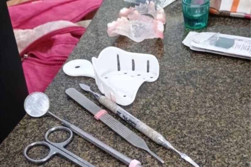 Mulher é detida por exercer profissão de dentista sem formação em Manaus
